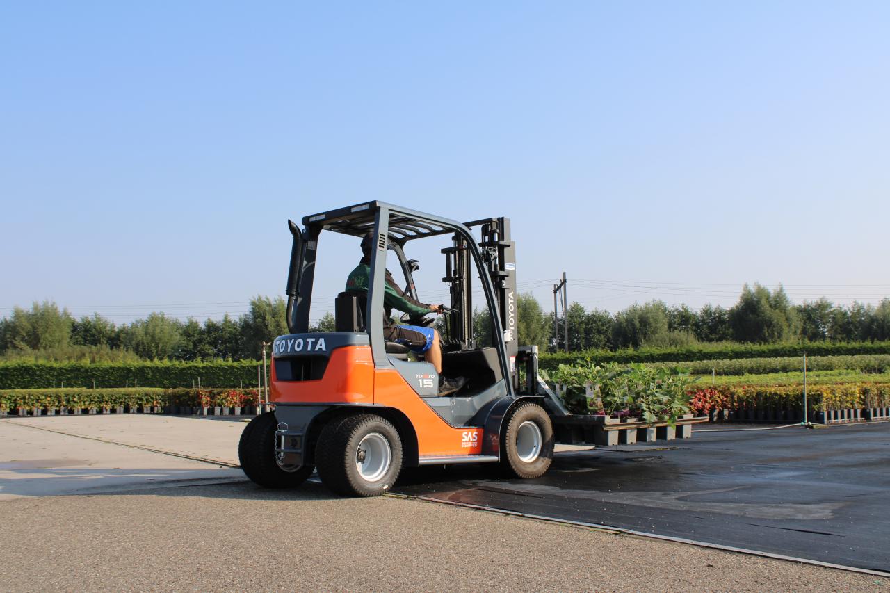Veldheftruck met verbrandingsmotor in het veld