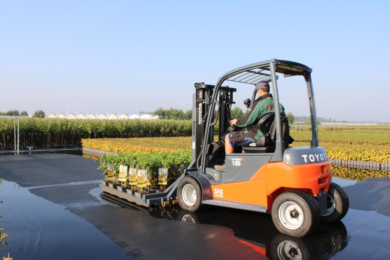 elektrische veldheftruck in het veld