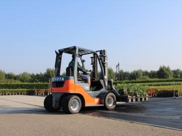 Veldheftruck met verbrandingsmotor in het veld