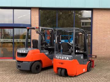 Twee jong gebruikte heftrucks afgeleverd
