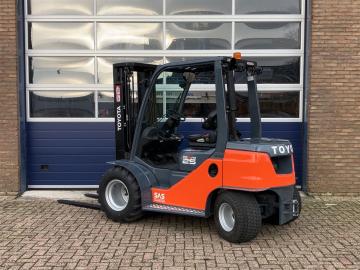 Toyota 8FDF25W veldheftruck afgeleverd