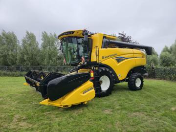 Nieuwe New Holland CX5.80 maaidorser voor Mts Hanse uit Zierikzee